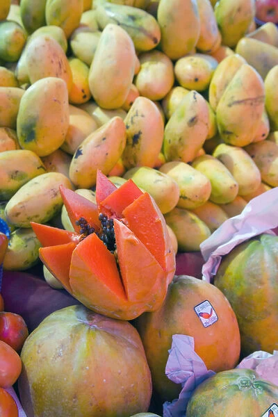 North America, Mexico, Guanajuato state, San Miguel de Allende. Mangos and papayas