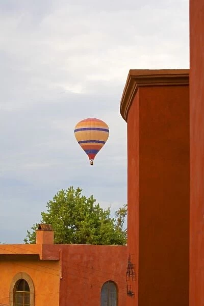 North America, Mexico, Guanajuato state, San Miguel de Allende. A hot air balloon