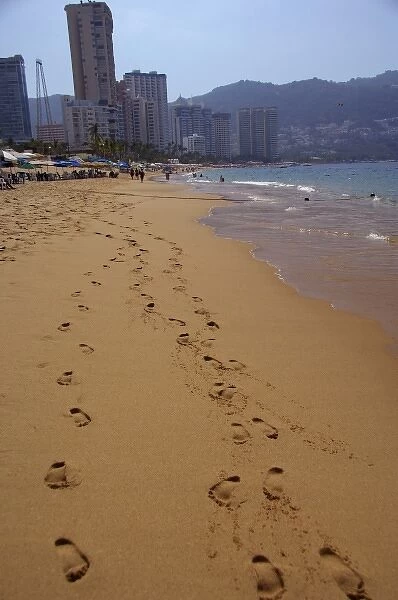 North America, Mexico, State of Guerrero, Acapulco. Popular beach area in the Golden
