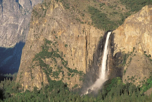 North America, USA, California, Yosemite National Park. Bridalveil Falls