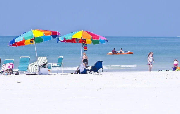 North America, USA, Florida, Sarasota, Crescent Beach, Siesta Key, People relaxing