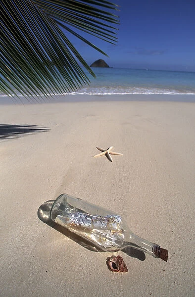 North America, USA, Hawaii. Message in a bottle