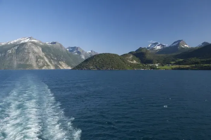 Framed Print : Norway, Geirangerfjord (UNESCO), Geiranger. Picturesque summer fjord view with ship wake Framed Print : Norway, Geirangerfjord (UNESCO), Geiranger. Picturesque summer fjord view with ship wake