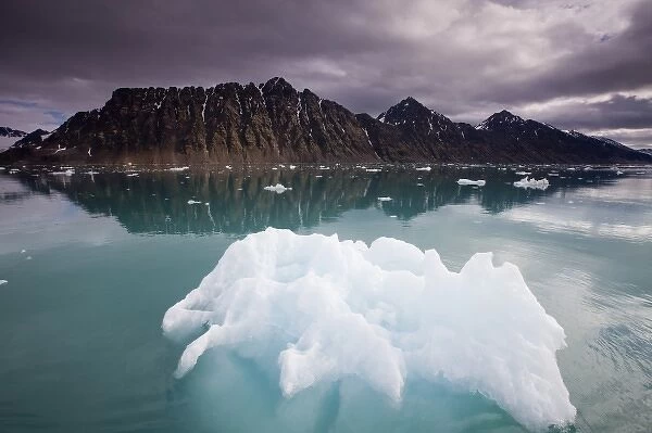Norway, Svalbard, Spitsbergen, Iceberg floating in Lilliehookfjorden in Krossfjord