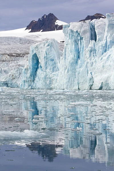 Norway, Svalbard, Spitsbergen, Icebergs floating near face of Lilliehook Glacier