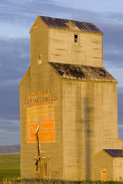 Old granary at Sipple Montana