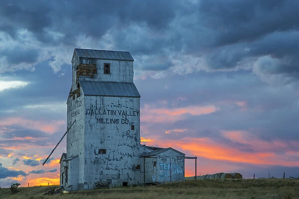 Old granary with sunset clopuds near Choteau, Montana, USA