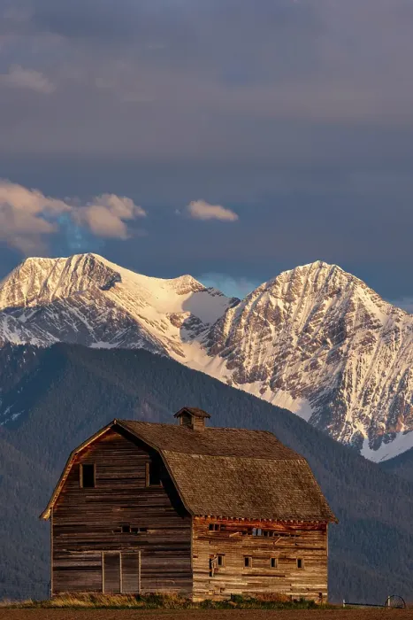 Framed Print : Old wooden barn and Mission Mountains near Pablo, Montana, USA. (Editorial Use Only) Framed Print : Old wooden barn and Mission Mountains near Pablo, Montana, USA. (Editorial Use Only)