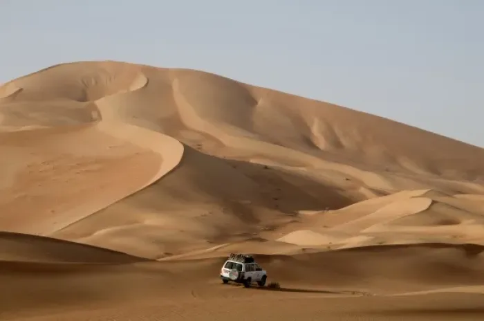 Framed Print : Oman, Rub Al Khali desert, driving on the dunes Framed Print : Oman, Rub Al Khali desert, driving on the dunes