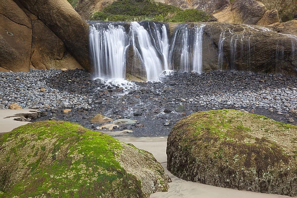OR, Oregon Coast, Waterfall and rocks, at Hug Point