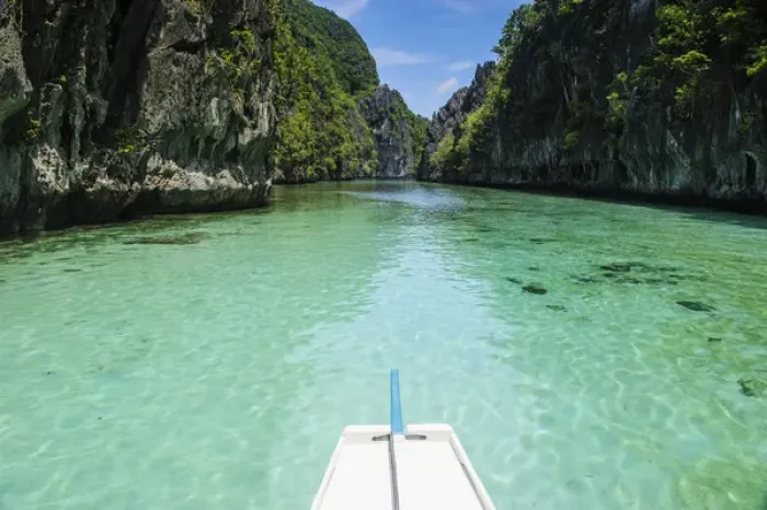 Framed Print : Front of an outrigger boat in the crystal clear water in the Bacuit archipelago, Palawan