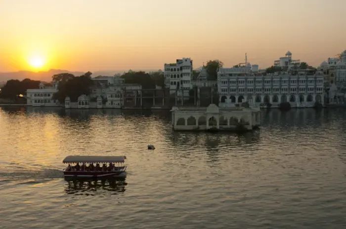 Framed Print : Palace on Lake Pichola, Udaipur, Rajasthan, India