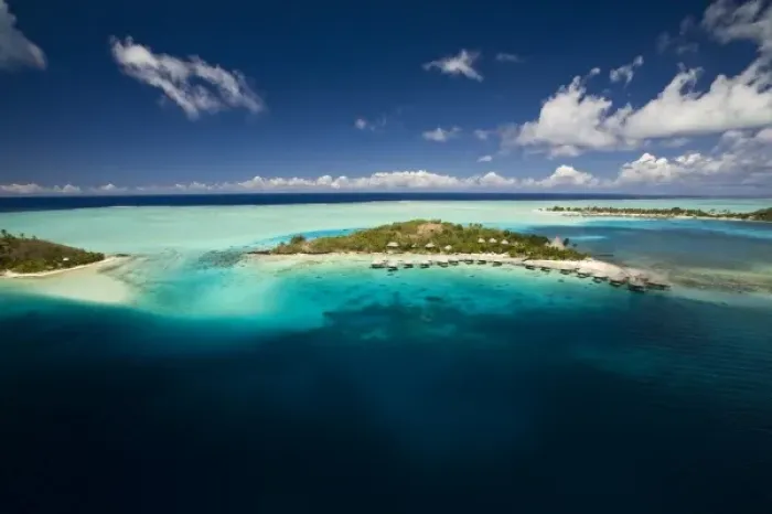 Framed Print : Parasailing over the beautiful lagoon of Bora Bora. (MR  /  PR)