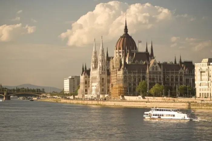 Framed Print : Parliament Buildings along Danube River, viewed from the Chain Bridge, Pest side Framed Print : Parliament Buildings along Danube River, viewed from the Chain Bridge, Pest side