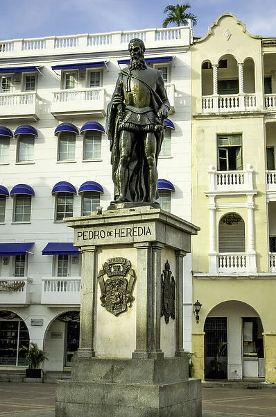 Pedro de Heredia, founder of Cartagena, still stands watch over the Plaza de los Coches