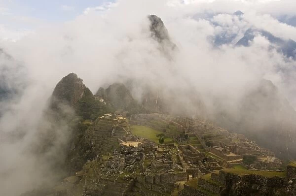 Peru, Scenic of Machu Picchu in clouds