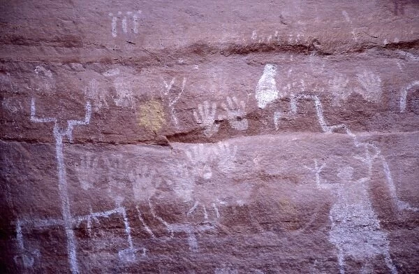 Petroglyphs on canyon wall in Canyon de Chelly, AZ