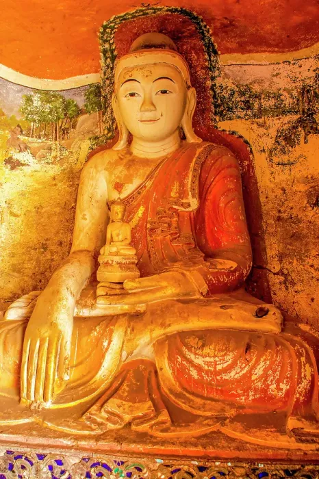 Framed Print : Phowintaung Cave Complex, Myanmar. Portrait inside one of 1000 meditation caves containing statues of Buddhas and religious paintings