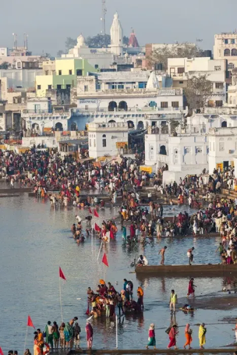 Framed Print : Pilgrims at the annual Hindu pilgrimage to holy Pushkar Lake, Pushkar, Rajasthan State