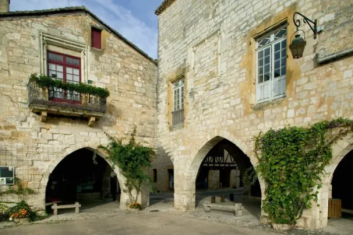 Framed Print : Place des Corniers, Montpazier, Dordogne, Perigord, France. A bastide or fortified town Framed Print : Place des Corniers, Montpazier, Dordogne, Perigord, France. A bastide or fortified town