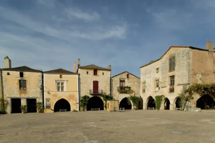 Framed Print : Place des Corniers, Montpazier, Dordogne, Perigord, France. A bastide or fortified town Framed Print : Place des Corniers, Montpazier, Dordogne, Perigord, France. A bastide or fortified town
