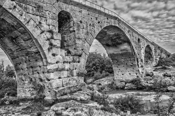 Framed Print : Pont Julien, Provence, France Framed Print : Pont Julien, Provence, France