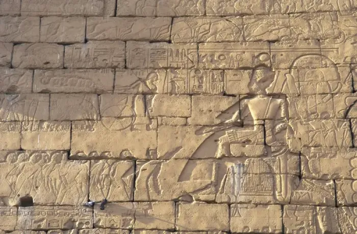 Framed Print : RAMSES II remained seated for a council with his officers, during the military campaign Framed Print : RAMSES II remained seated for a council with his officers, during the military campaign