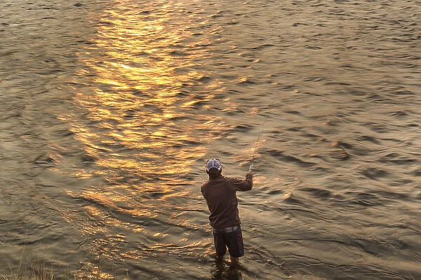 Reid Sabin fly fishing at sunrise on the Madison river near Ennis, Montana, USA (MR)