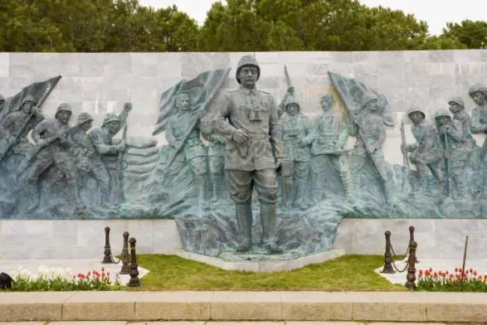 Framed Print : Relief and statue depicting Mustafa Kemal Ataturk commanding the Dardanelles Campaign of WW1