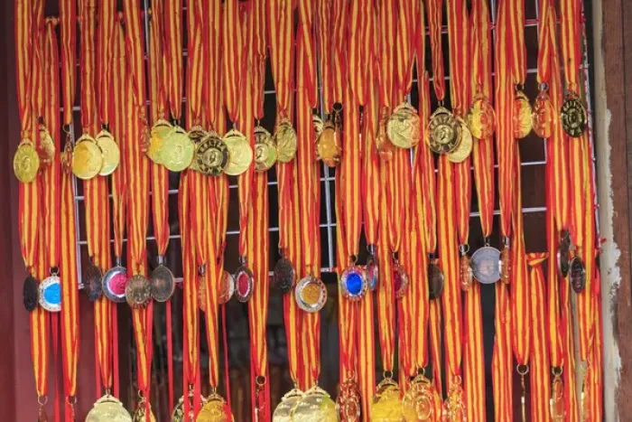 Framed Print : replica medals, shop, The Great Wall- Modern Seven Wonders of the World, Qianjiadian Scenic Area