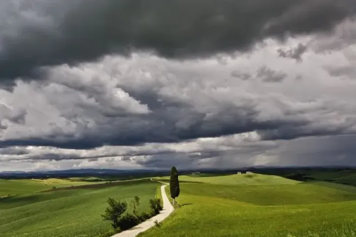 Framed Print : Road and storm clouds, rural Tuscany region, Itay Framed Print : Road and storm clouds, rural Tuscany region, Itay