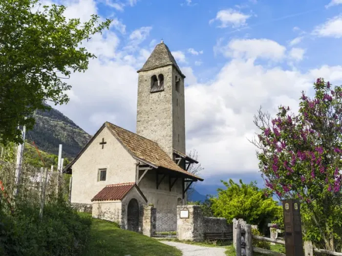 Framed Print : The romanic little church of Sankt Prokulus (San Procolo) near Naturns (naturno)
