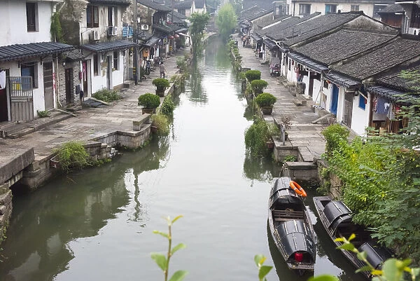Rowing Wupeng boat on the Grand Canal, Shaoxing, Zhejiang Province, China