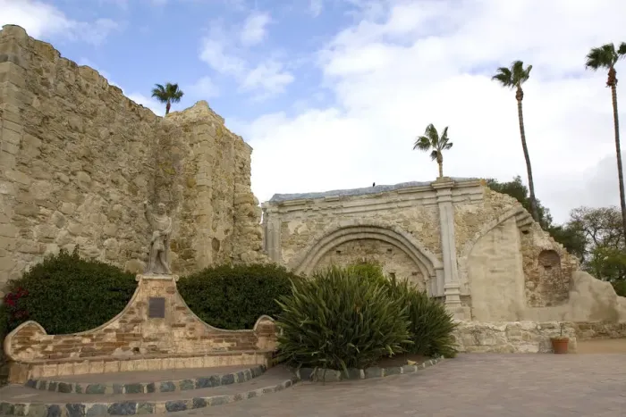 Framed Print : Ruins of the Great Stone Church at Mission San Juan Capistrano, California, USA Framed Print : Ruins of the Great Stone Church at Mission San Juan Capistrano, California, USA