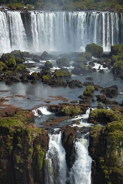 Salto Rivadavia and Salto Tres Musqueteros, Iguazu Falls, Argentina, seen from Brazil