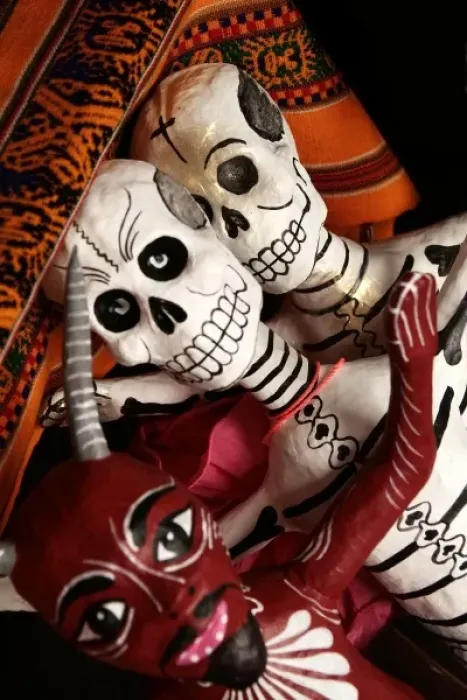 Framed Print : Santa Fe, New Mexico, USA. Paper mache Mexican Day of the Dead skeletons celebrate Framed Print : Santa Fe, New Mexico, USA. Paper mache Mexican Day of the Dead skeletons celebrate
