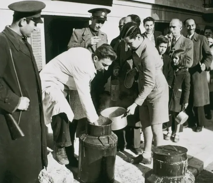 Framed Print : Second World War (1939-1945). The Allies spread food between Greek population with ration card