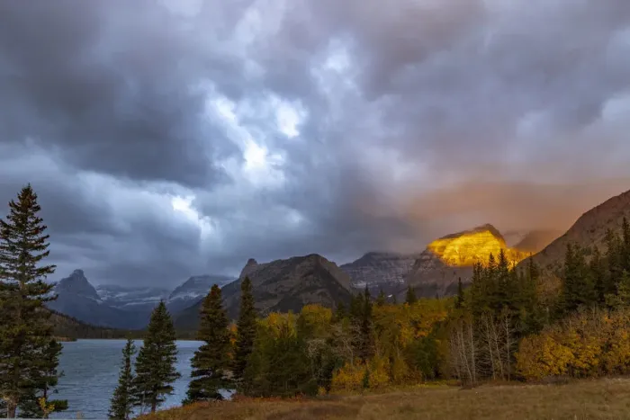 Framed Print : Shoulder of Mount Cleveland bathed in golden sunrise light in Glacier National Park, Montana, USA