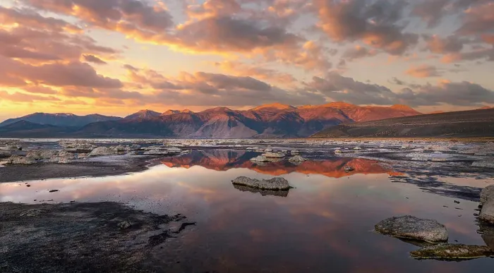 Framed Print : Sierra Nevada sunrise reflects in Mono Lake