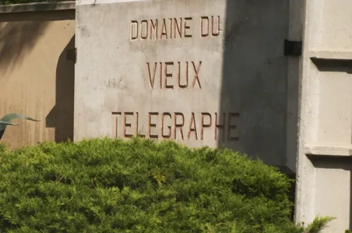 Framed Print : A Sign to Domaine du Vieux Telegraphe. Chateauneuf-du-Pape Chateauneuf, Vaucluse
