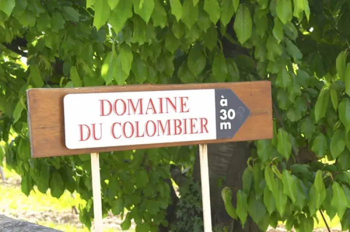Framed Print : A sign indicting the entrance to the winery 30 metres away. Domaine du Colombier