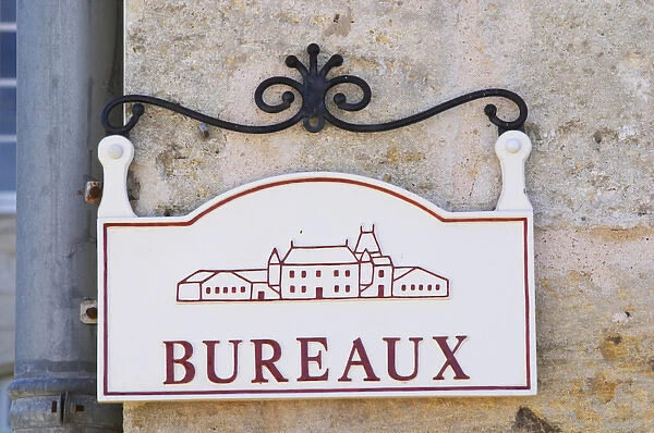 A sign saying Bureaux (offices) with a drawing of the chateau - Chateau Grand Mayne