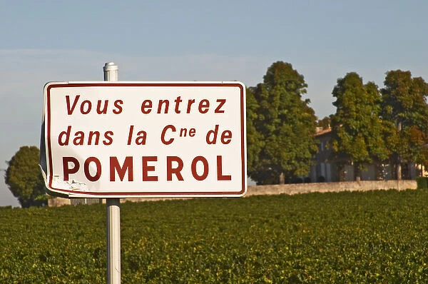 A sign saying Vous entrez dans la commune de Pomerol - you are entering