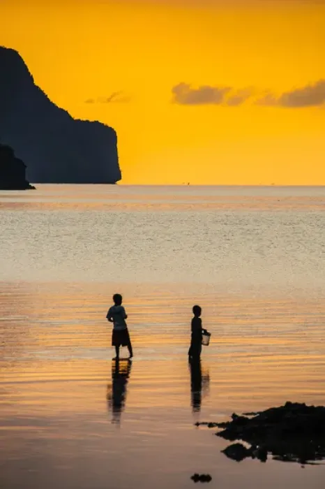 Framed Print : Silhouette of boys fishing at sunset in the bay of El Nido, Bacuit Archipelago, Palawan Framed Print : Silhouette of boys fishing at sunset in the bay of El Nido, Bacuit Archipelago, Palawan