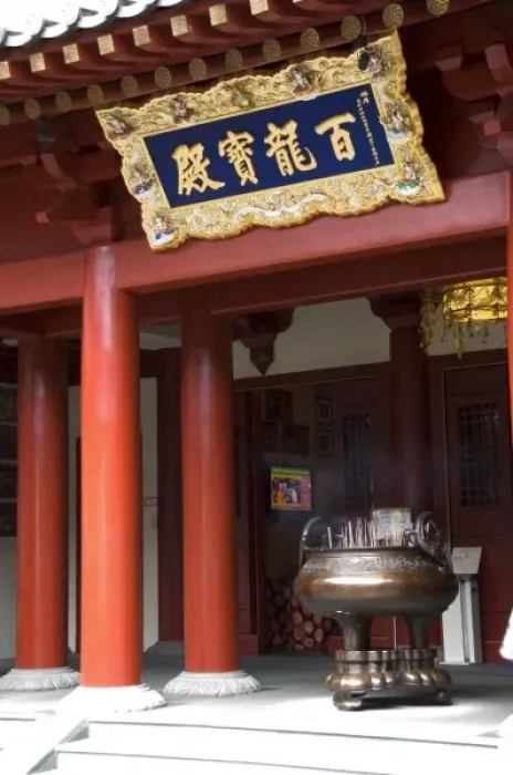 Framed Print : Singapore (Sanskrit for Lion City). Chinatown, Buddha Tooth Relic Temple. Traditional