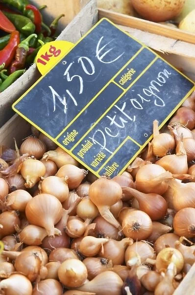 Small onions, 1. 50 euro per kilo, for sale at a market stall at the street market in Bergerac