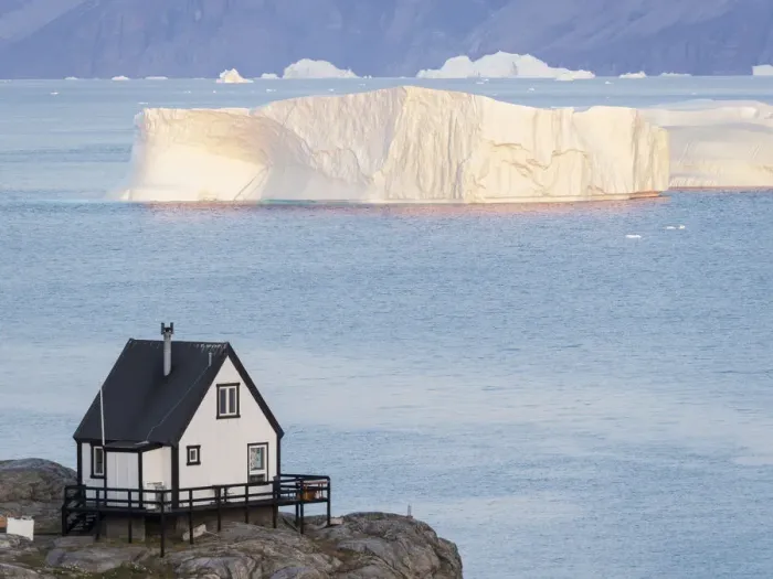 Framed Print : Small town of Uummannaq, northwest Greenland. Background the glaciated Nuussuaq