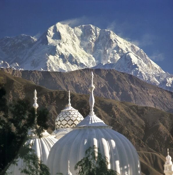 The snow-capped view of Trich Mir Peak, in Chitral, Pakistan, mimics the white dome of this mosque