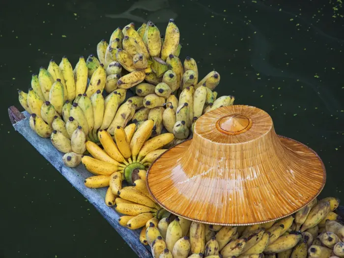 Framed Print : Southeast Asia; Thailand; Damnoen; Damnoen Saduak Floating Market with Vendor