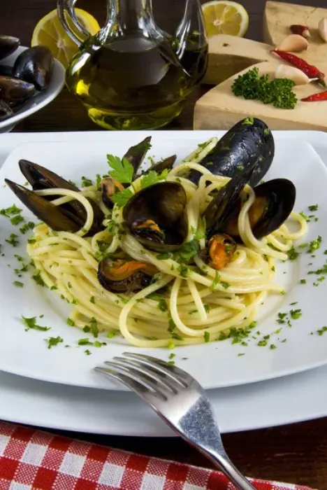 Framed Print : Spaghetti with mussels (Mytilus galloprovincialis)